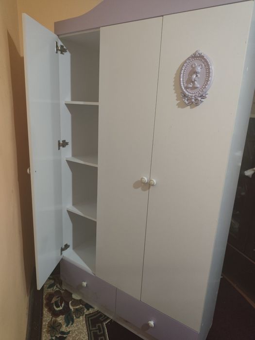 Bolalar belanchagi va shkafi