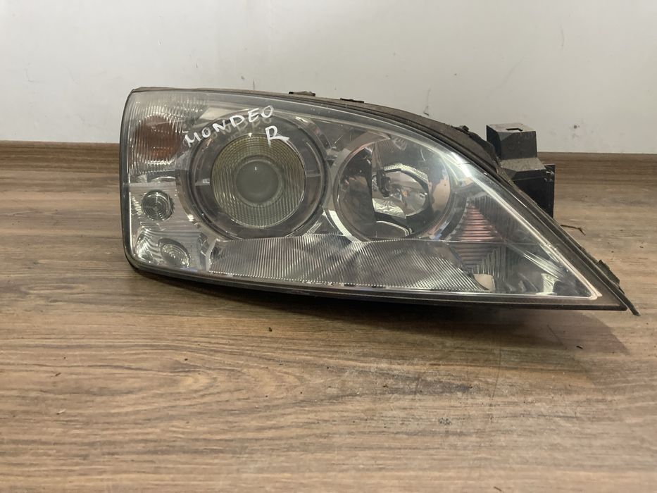 Десен фар за Ford Mondeo/ Форд Мондео ксенон 2003г