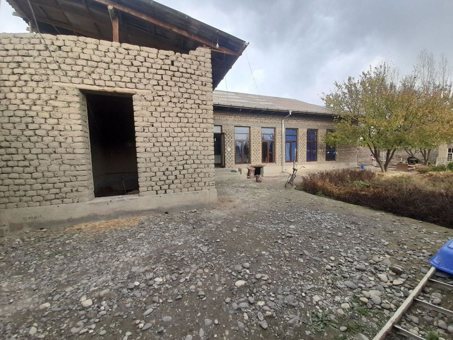 Hovli joy  sotiladi! Parsez, Sartovul qishlog'i, yo'l ustida