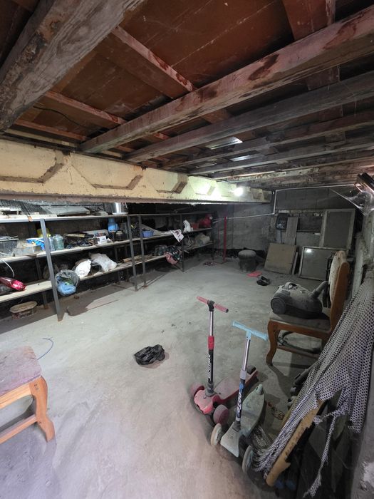 Срочно продаётся 2х комнатная квартира на 1 этаже с подвалом .6мкр,