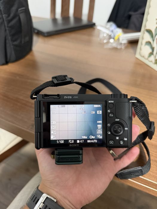 Sony ZV-E10 + Sigma 56mm f/1.4 DC DN + 3 Baterii, Card 128GB, Geantă