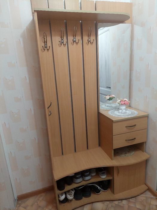 Продам вешалку в прихожую