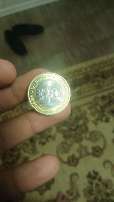 30 жылдык 100 тенгелік монета