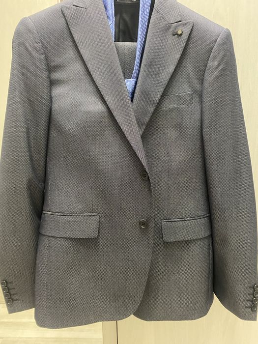 Костюм мужской , мокрый асфальт