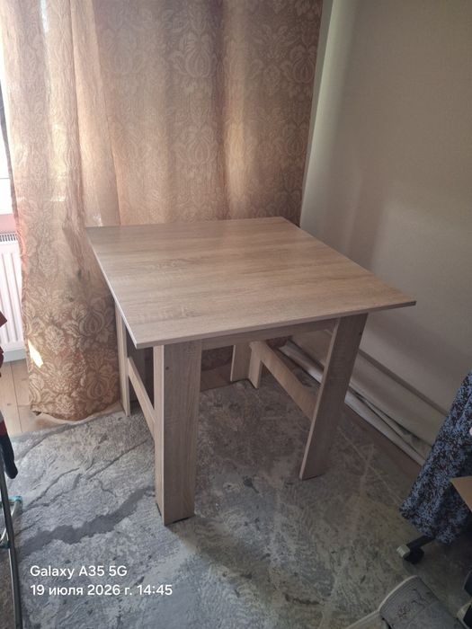 Продам стол кухонный,р 90см×90см
