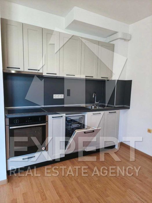 Слънчев двустаен апартамент с гараж в Бриз!