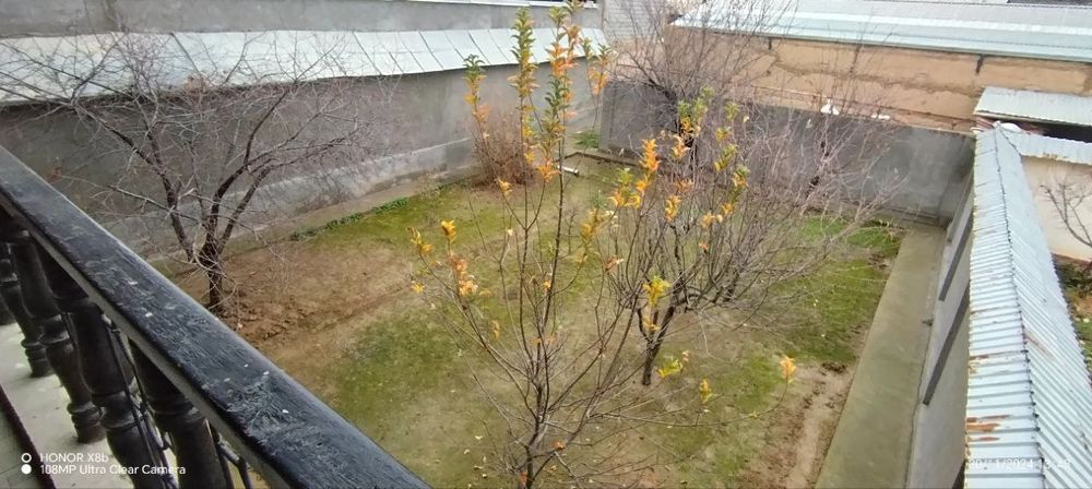 Yawab turilgan uy sotiladi. sharoitlari bor.