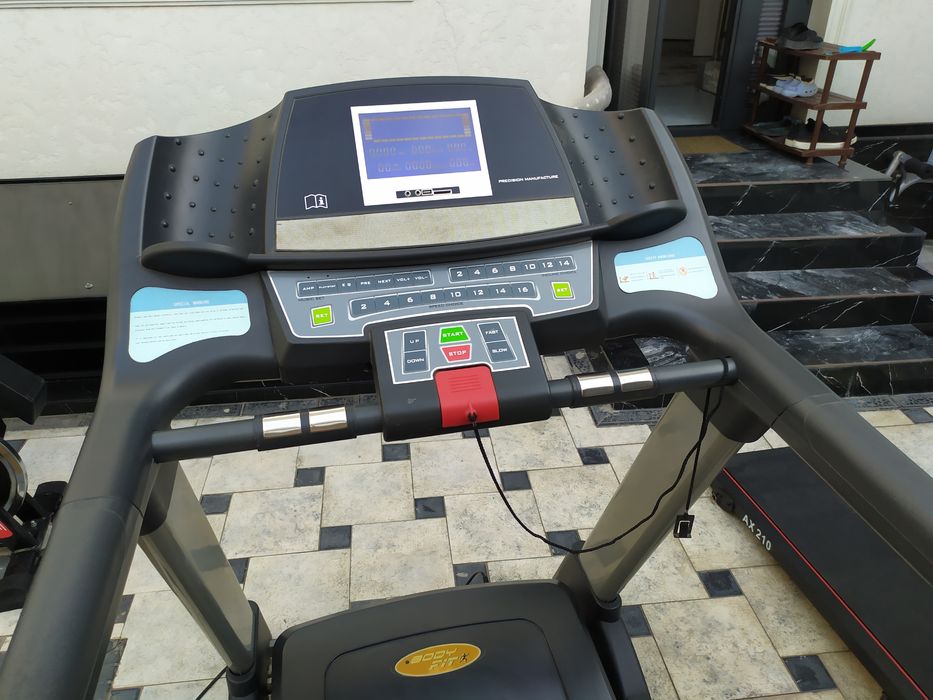 Продам двух моторную беговую дорожку Body Fit. До 150 кг