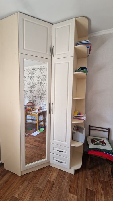 Шкаф угловой вместительный