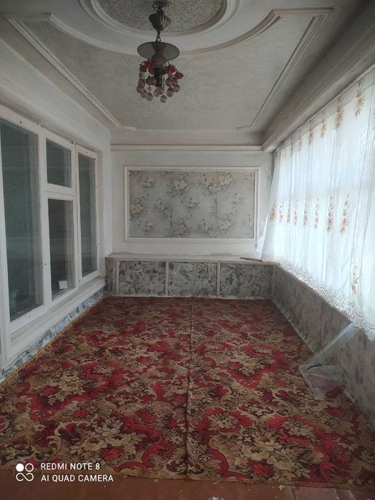 Uy sotiladi Chirchiq 8-MKR 3 xona yo'lni yuzida