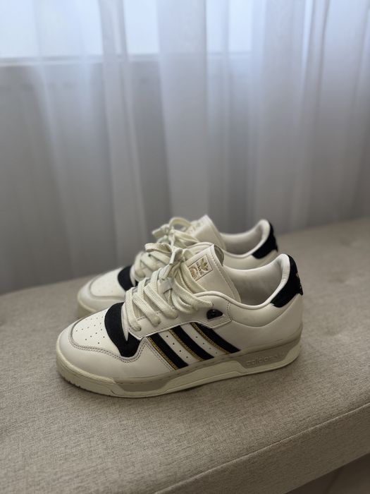 Adidas adidasi 200 lei