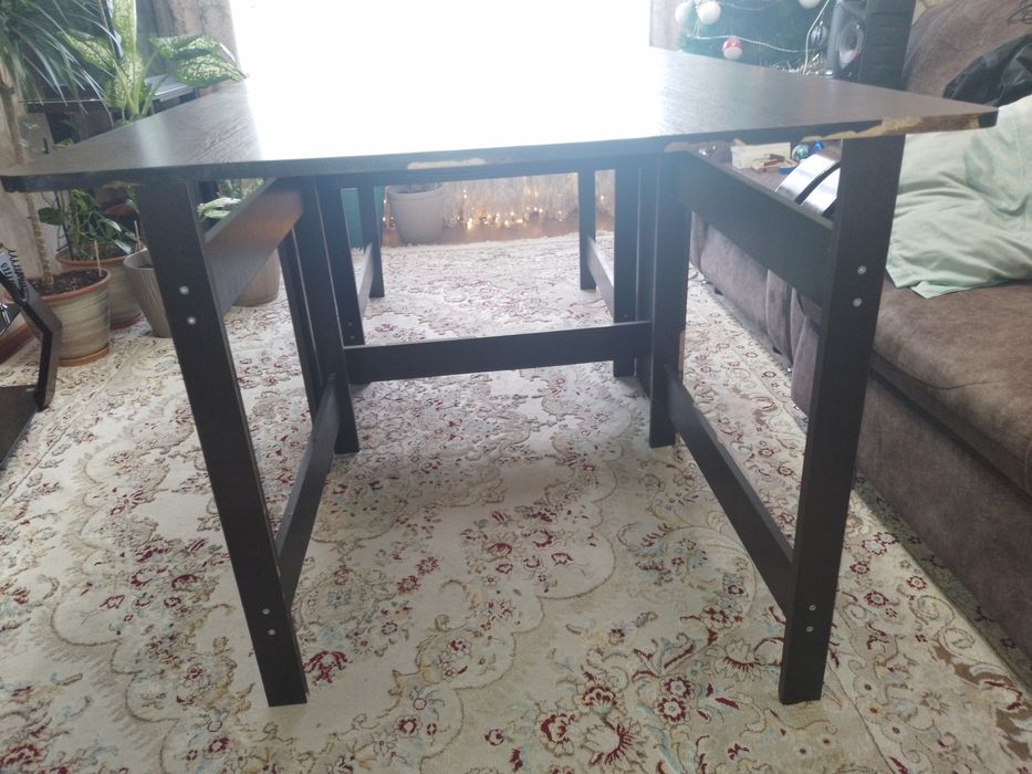 Стол большой для гастинной