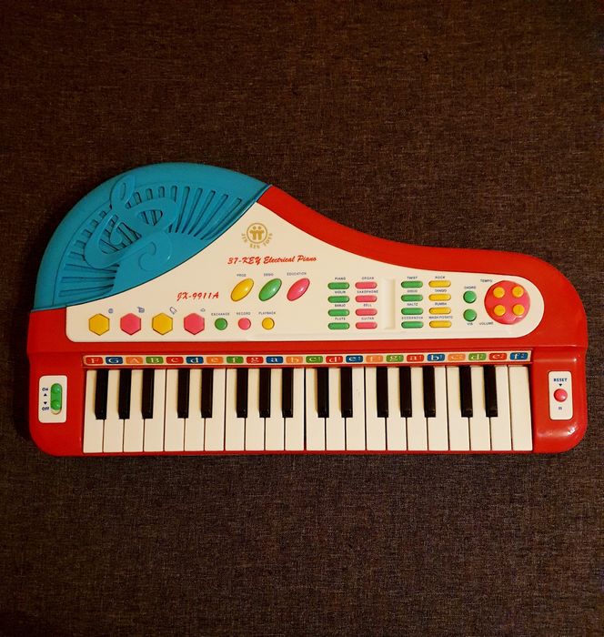 Pianina muzicala cu baterii/ Centru activitati 3in1