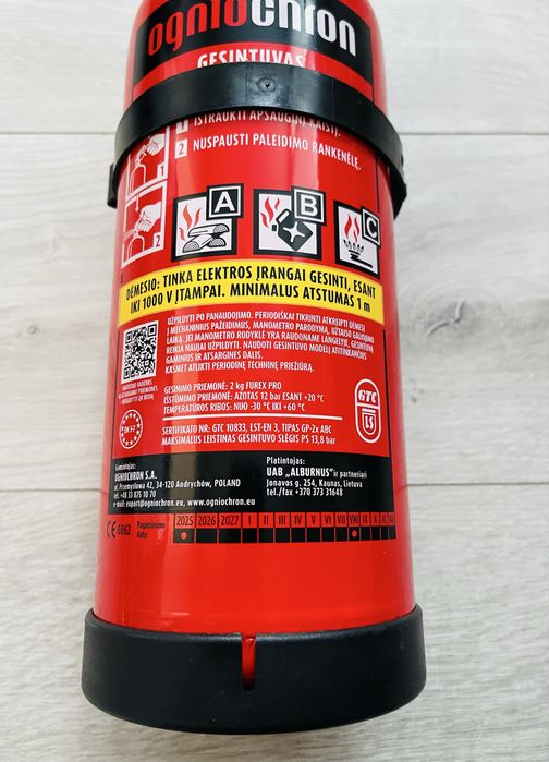 Комплект 2 кг пожарогасител, аптечка, триъгълник и жилетка