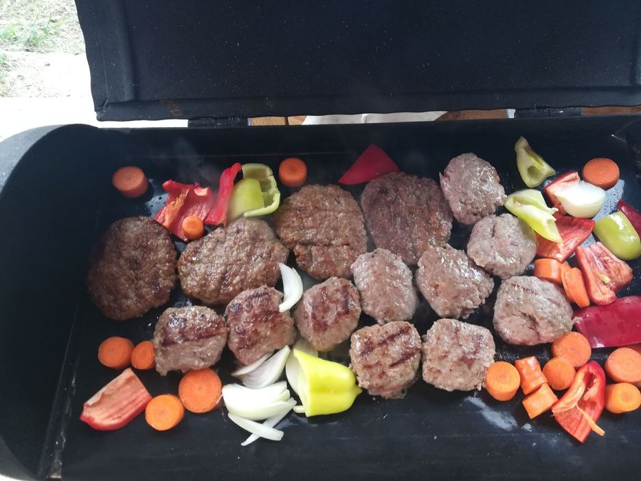 Барбекю на дърва и дървени въглища:BBQ с крака от шевна машина Сингер.