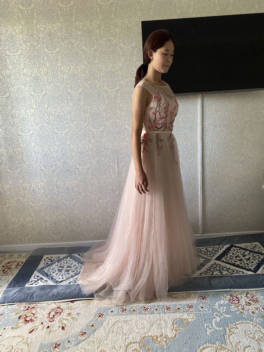 Красивое платье сакура со шлейфом.