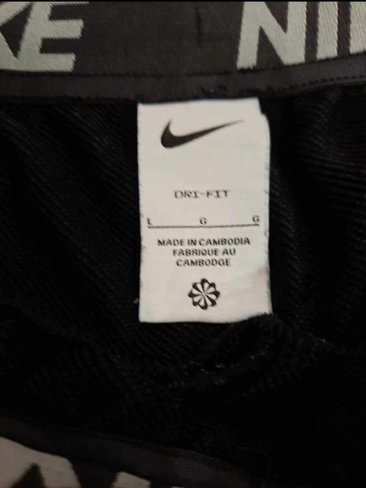 Vând Pantaloni Nike