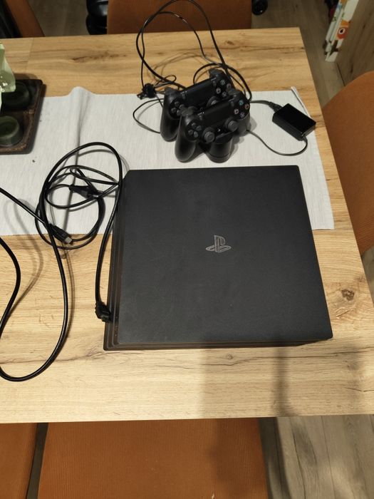 PS4 Pro + два контролера+ зарядна станция + 2 игри