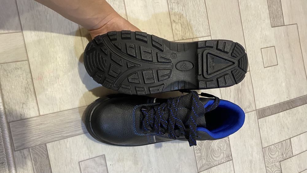 Рабочие ботинки.