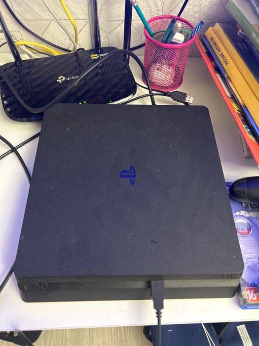 Продам PS4 slim 1tb с 2джойстиками и играми