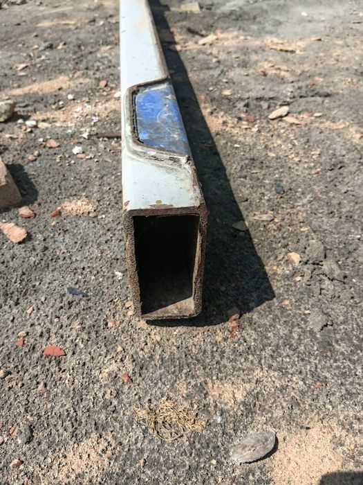 Darvoza uchun karobka, temir ustun va to‘sin