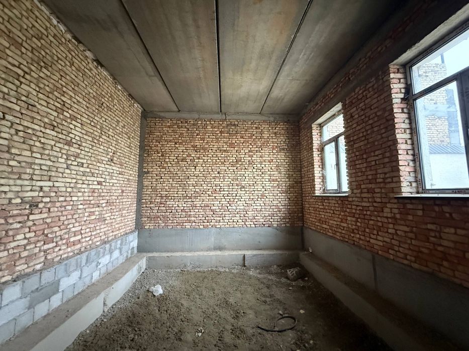 Tayyor 2 qavatli 3 sotiqli hovli sotiladi