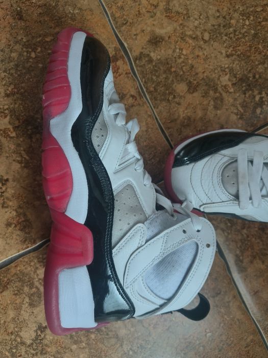 Jordan Jumpman Two Trey маратонки за момче 37.5
White Gym Red Black