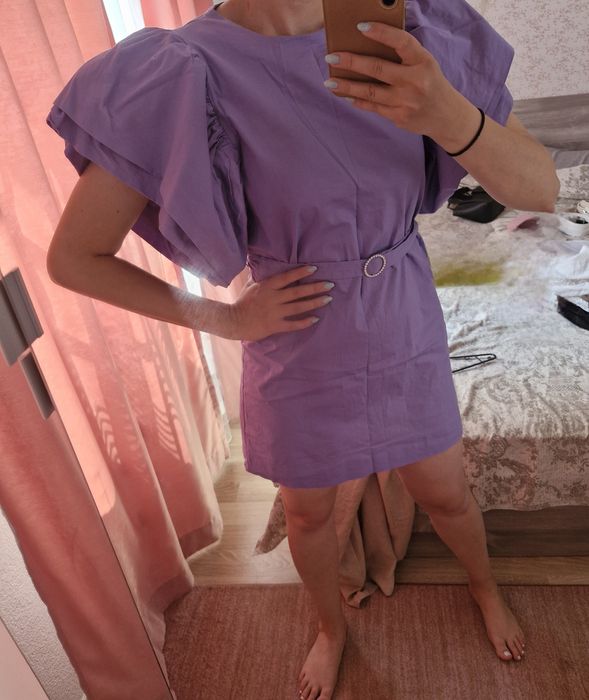 Къса рокля с ефектни ръкави