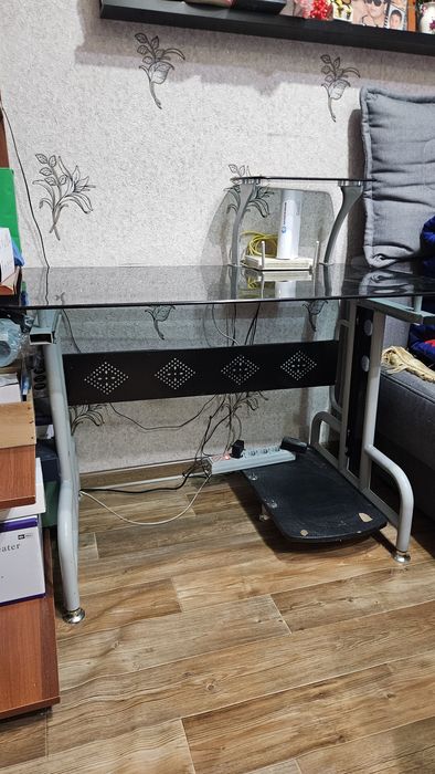 Продам стол с креслом