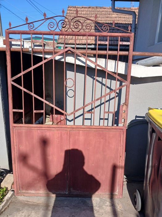 Vând porți metalice