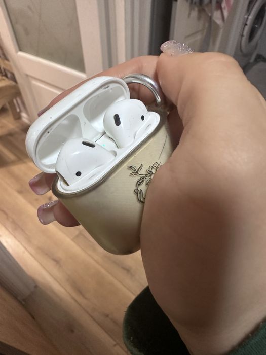 Продам эирподс (airpods)