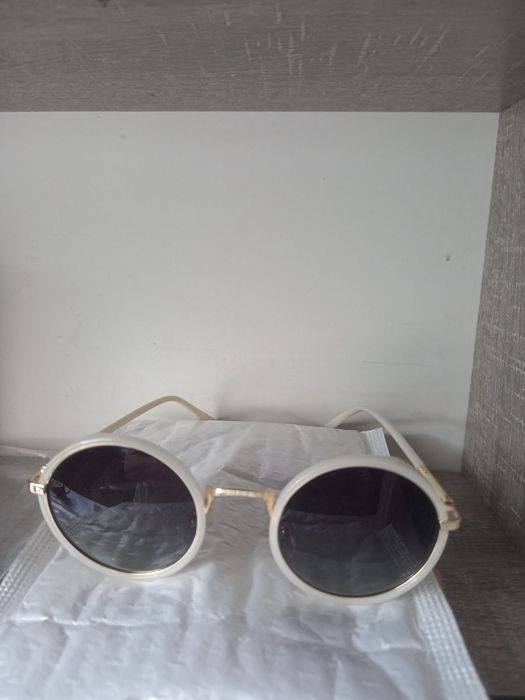 Продаются солнцезащитные очки. Новые. Круглые. На небольшое лицо.
