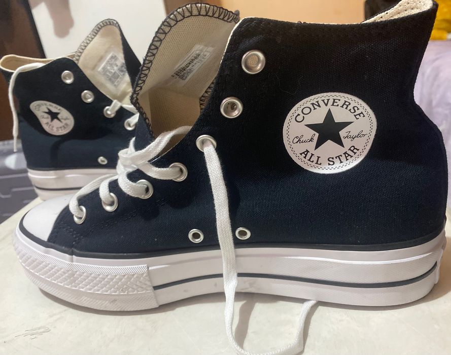 Vând teniși noi Converse,mărimea 41