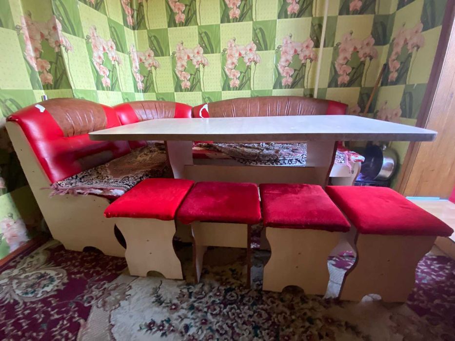Продам кухонный стол со стульями