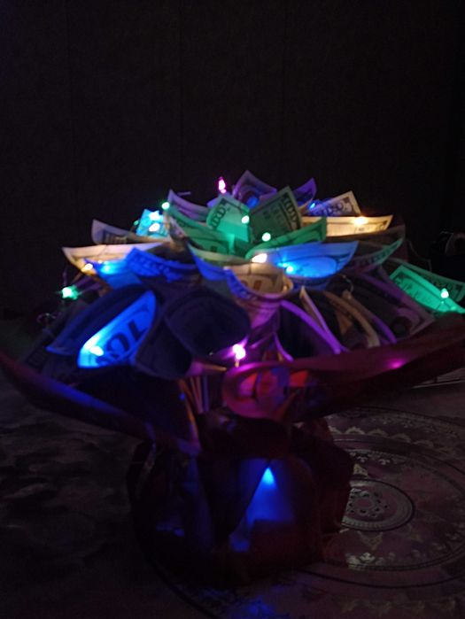 Yonadigan dollarli buketlar