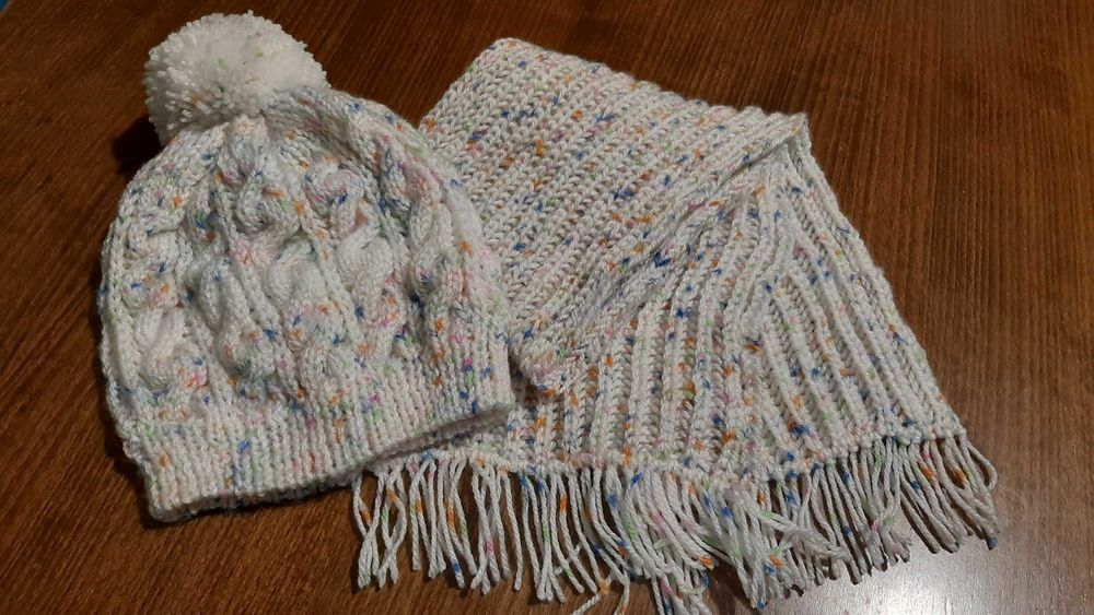 Ръчно изплетени бебешки шапка и шалче