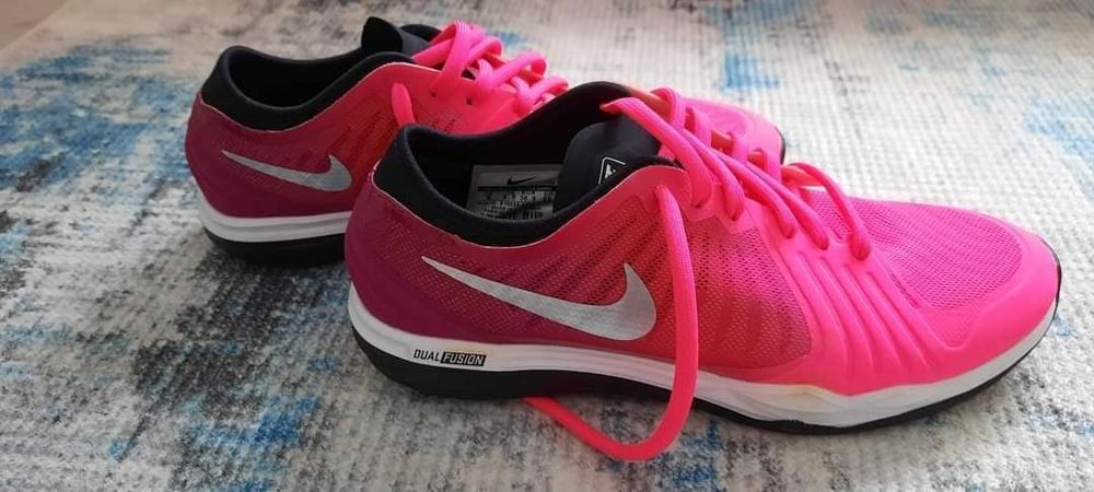 Vând adidași Nike noi