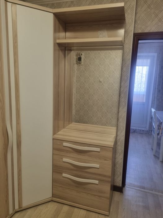 Продам шкаф угловой, в прихожую