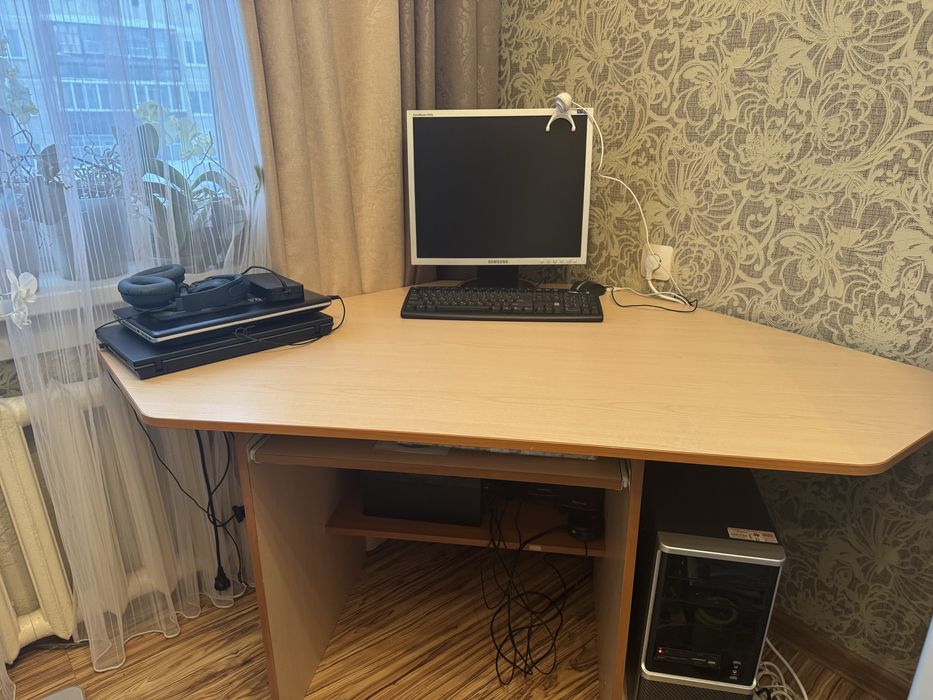 Продам угловой компьютерный стол б/у