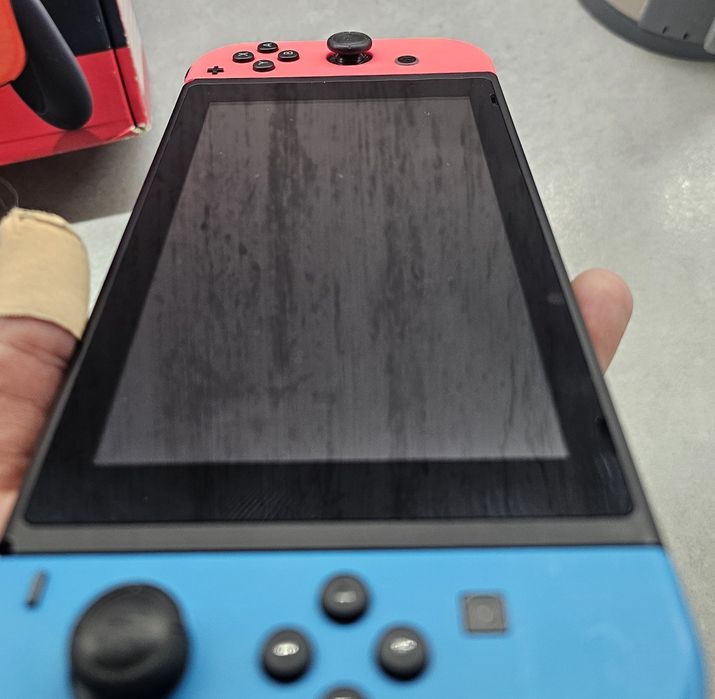 Nintendo Switch HAC-001(-01) V2 + 32 GB MicroSD
