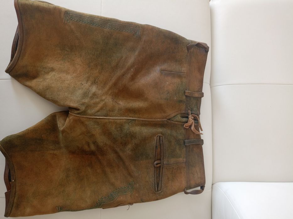 Vând pantaloni tradiționali germani din piele naturala model deosebit.