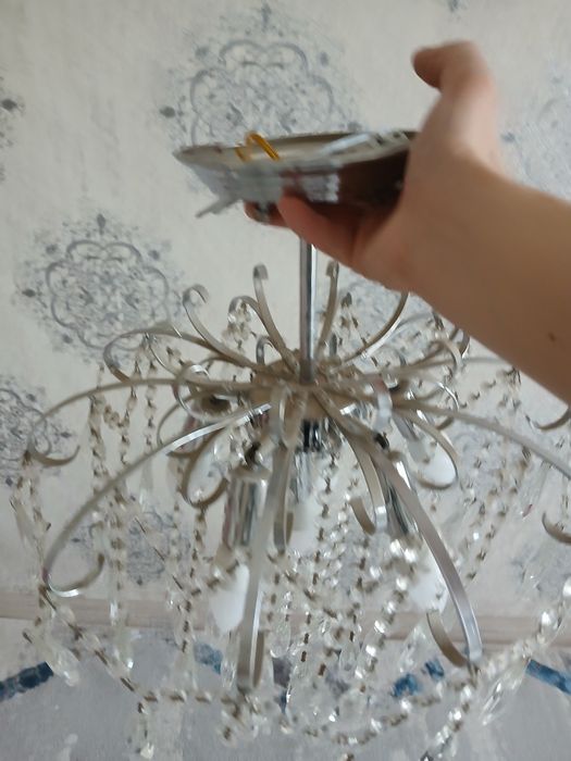 Продаётся ЛЮСТРА белый яркий