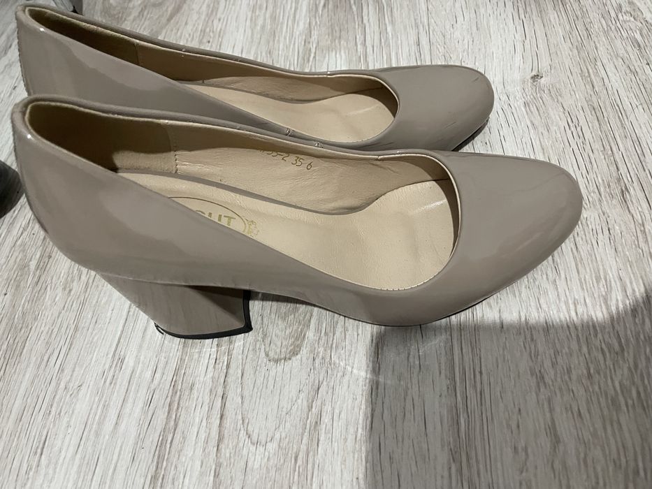 Туфли бежевые лакированные 36 размер