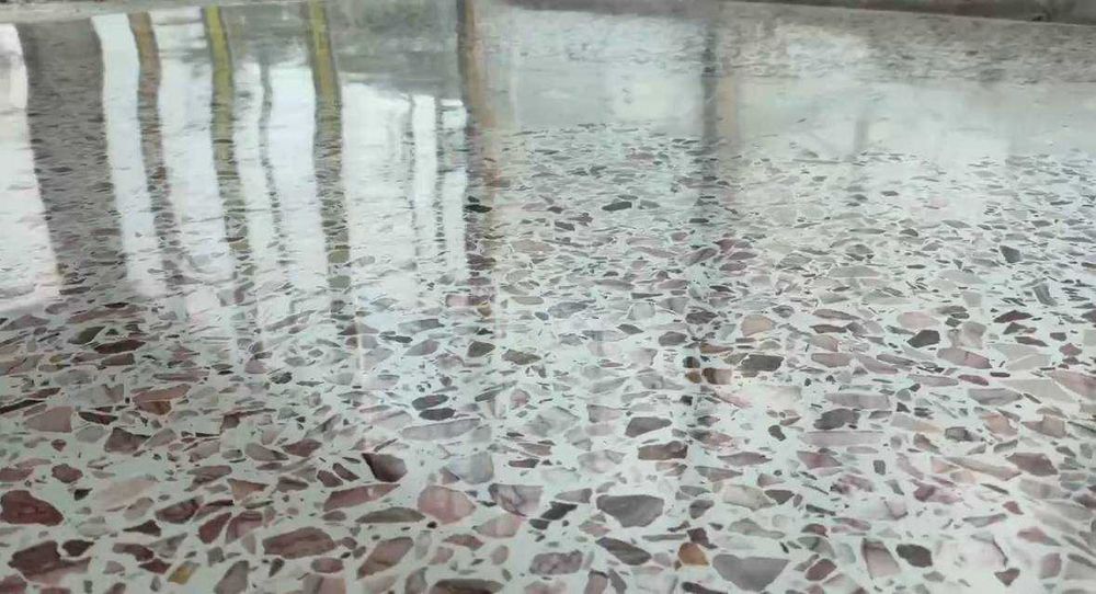 Polirovka qilingan beton oynadek yaltiroq va uzoq xizmat