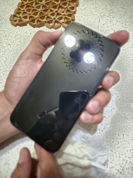 Продавам iphone 13