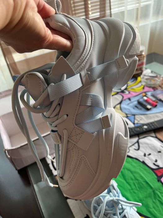 Светлосини нови обувки