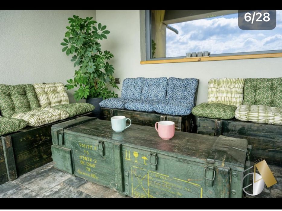 Сандък-пейка и маса