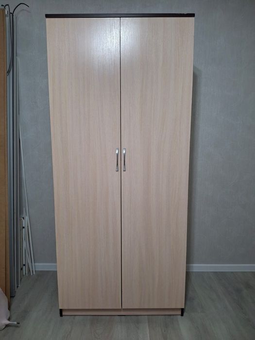 Шкаф деревянный.