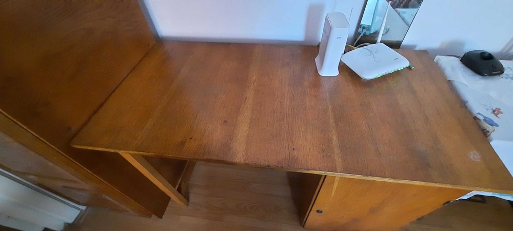 Șifonier 40 x 60 x 2,21, birou 120 x 60 x 76, aplică iluminat