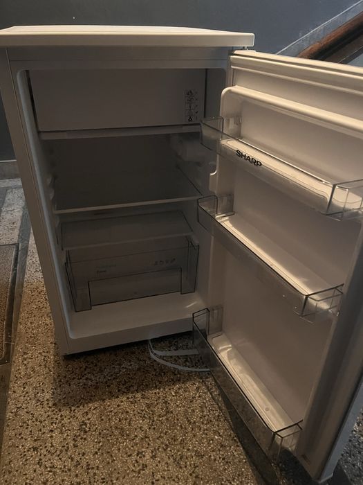 Малък Хладилник с фризер Sharp